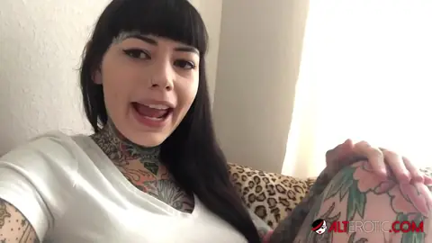 Tiger Lilly: тату, мастурбация, кадр 1 из 8