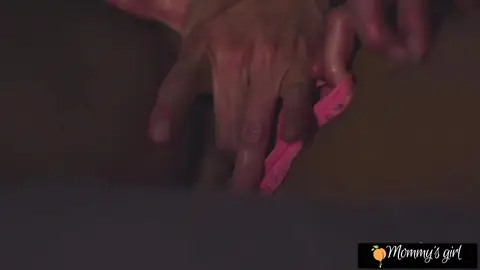 Dalawang libog na babae, tinukso ang MILF — 4