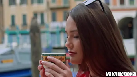 Liya Silver, Christian Clay: misionář, kouření, záběr 2 z 8