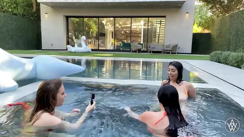 Angela și-a adus întăriri în bikini — 6