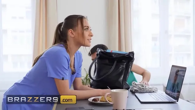 Josephine Jackson ukončí pracovní hovor, aby šukala: Brazzers