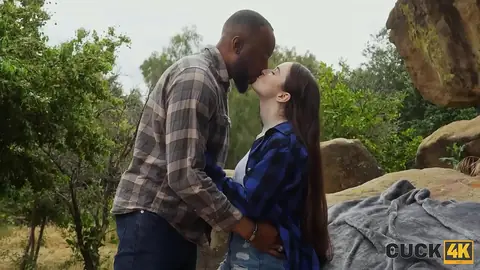 Jovan Jordan, Hazel Moore: натуральные, на природе, кадр 1 из 8