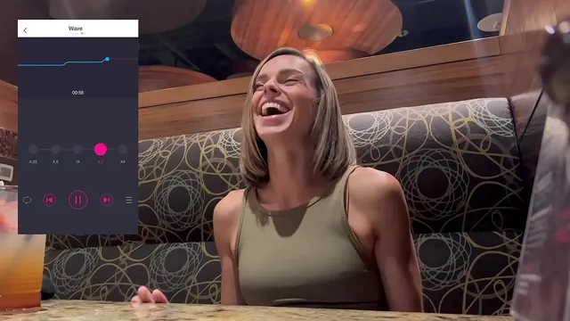 Serenity Cox تبلغ النشوة في مطعم مع هزاز Lush